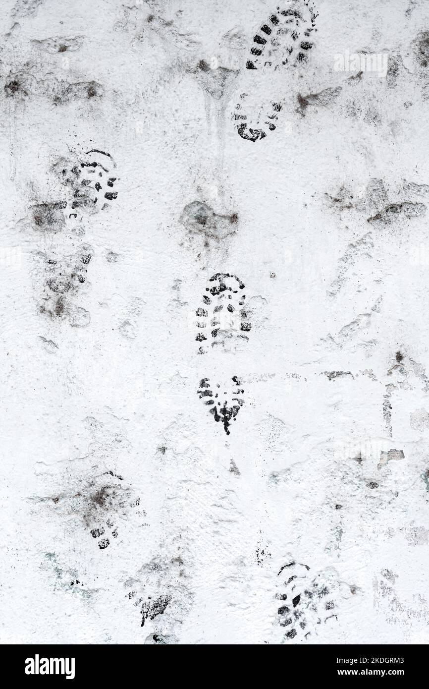 Grungy Boot Prints auf einer weißen grunge Zementwand Nahaufnahme. Abstrakte Ansicht Stockfoto