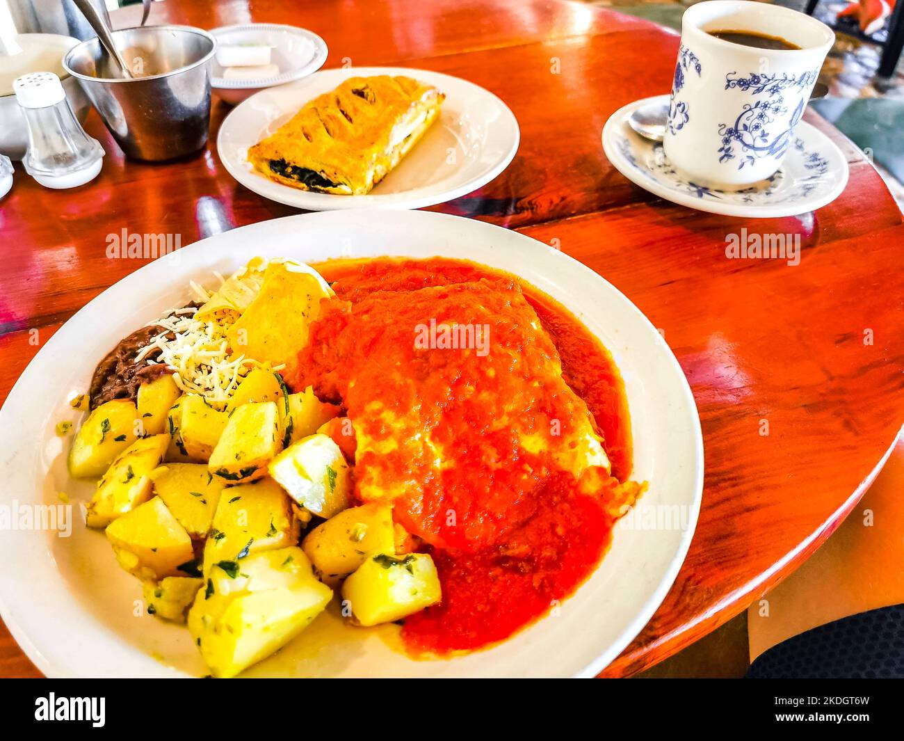 Mexikanisches Omelett mit schwarzen Bohnen Kartoffeln und Nachos auf ...