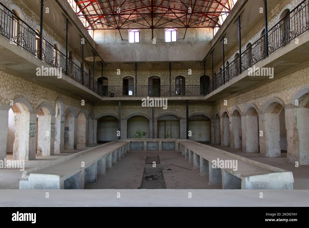 Der historische Basar der Stadt Shusha - Aserbaidschan: 1. Juni 2022. Mittelalterliche Gebäude von Shusha nach dem Karabach-Krieg. Stockfoto