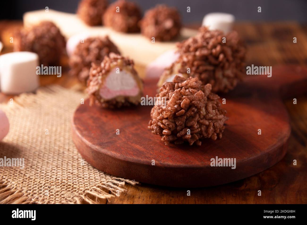 Hausgemachte Karamell-Marshallows in Schokolade Geschmack aufgeblasen Reis bedeckt, süße Leckerbissen leicht zu machen, kein Backen erforderlich, ideal für Partys und Feste Stockfoto