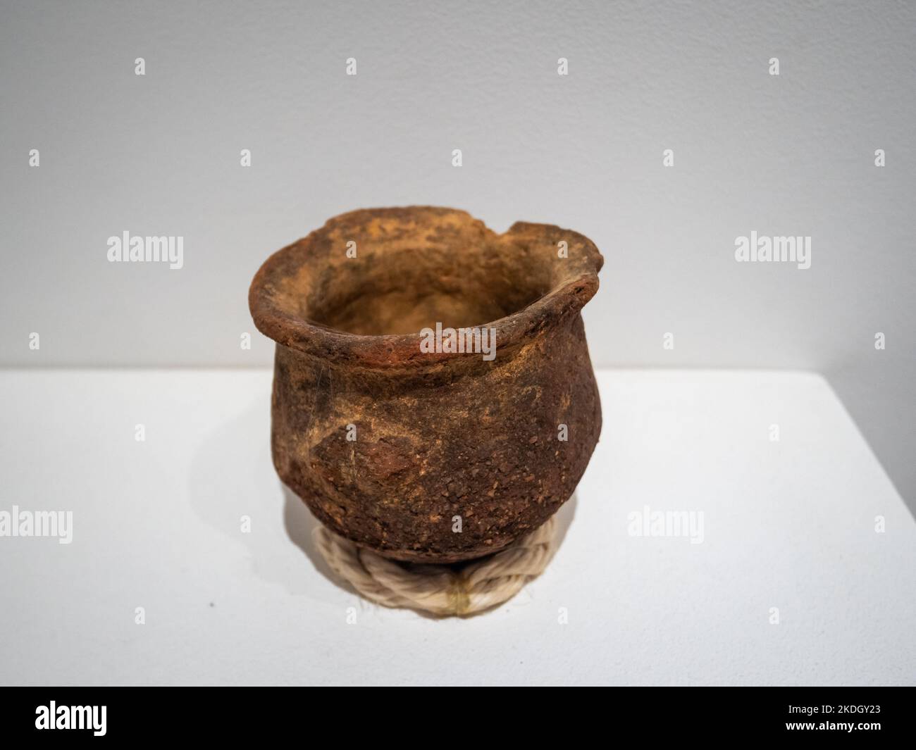 Jerico, Antioquia, Kolumbien - April 5 2022: Archäologische Keramikarbeiten auf weißem Hintergrund in der Ausstellung des Anthropologischen Museums Stockfoto