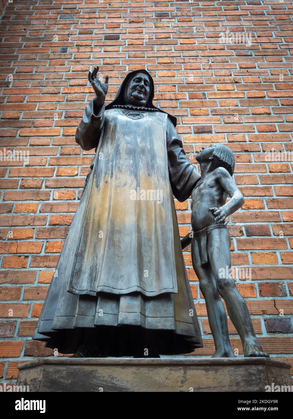 Jerico, Antioquia Kolumbien - April 5 2022: Bronzestatue der heiligen Laura Montoya Upegui bei der Kathedrale von Jerico mit historischem Text unten Stockfoto
