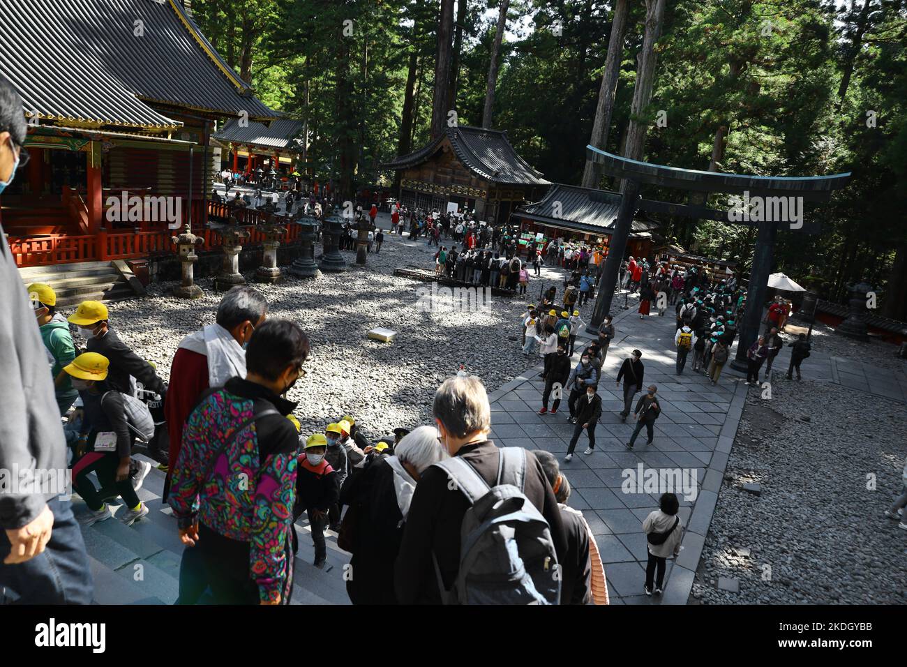 Die Feuerstätte des Nikko Toshogu Schreins ist voller Touristen Stockfoto