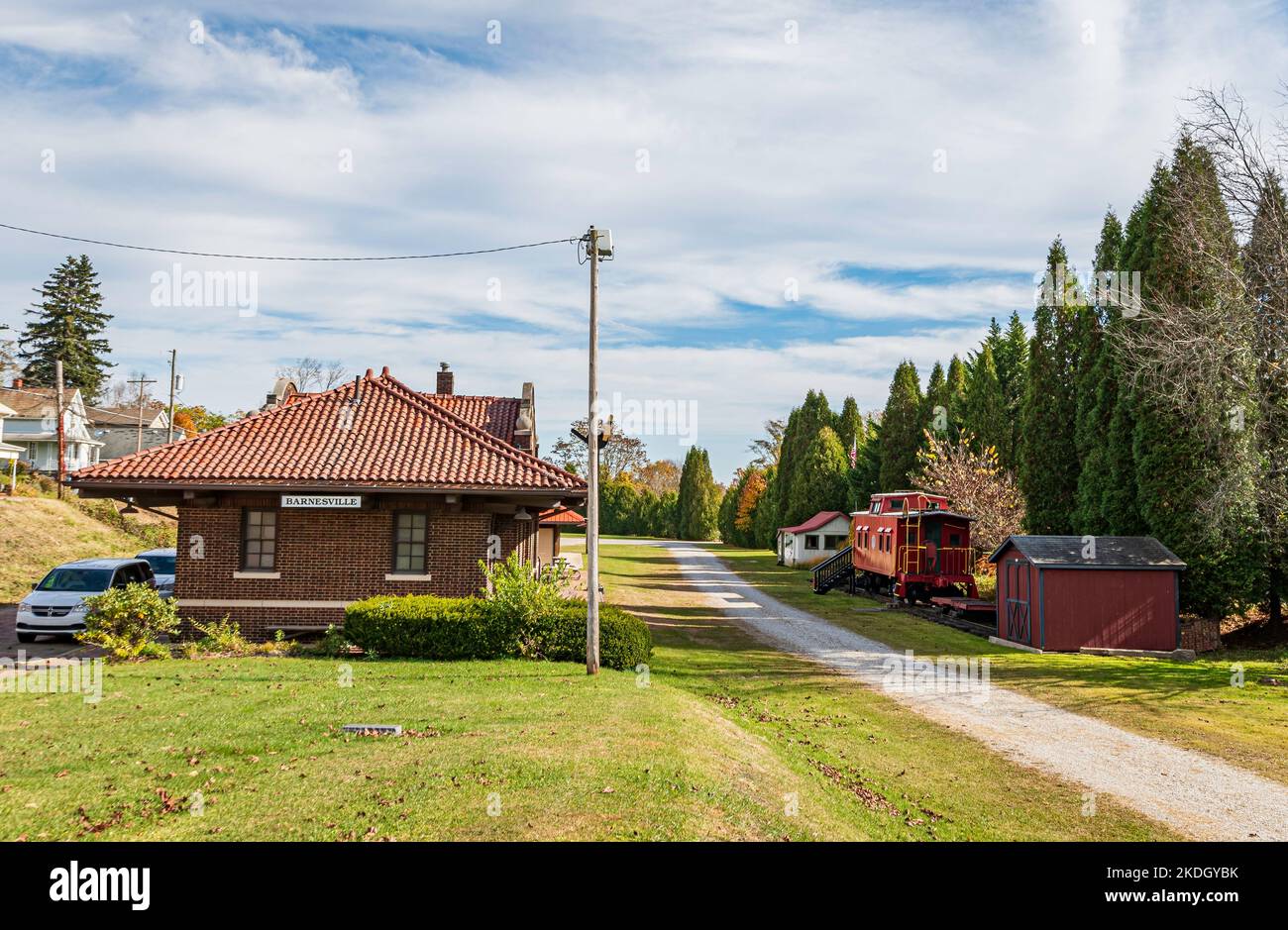 Barnesville, Ohio, USA-Okt. 25, 2022: Altes Eisenbahndepot von Baltimore und Ohio, erbaut 1916 im Stil der spanischen Mission Revival. Dies ist das letzte Gebäude Stockfoto