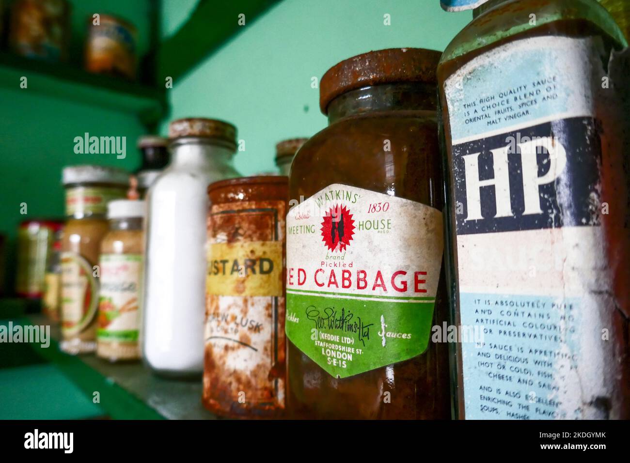 Alte Retro-Lebensmittelbehälter in einem Museum in der Antarktis Stockfoto