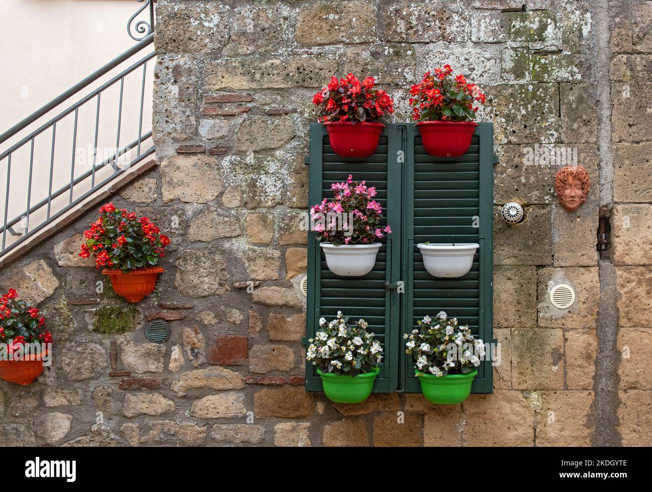 Blumentöpfe in den Farben der italienischen Nationalflagge, Sorano, Toskana, Italien Stockfoto