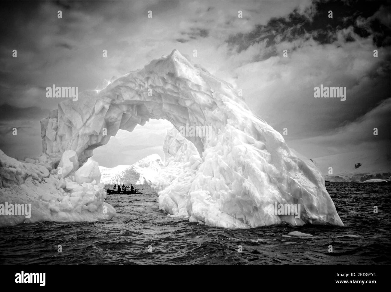 Ein Eisberg aus blauem Eis in der Antarktis mit einer interessanten Loch-/Bogenform Stockfoto