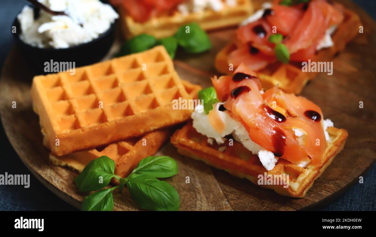 Lachs-Sandwich auf Wiener Waffeln mit Ricotta-Käse. Leckere Waffeln mit ...