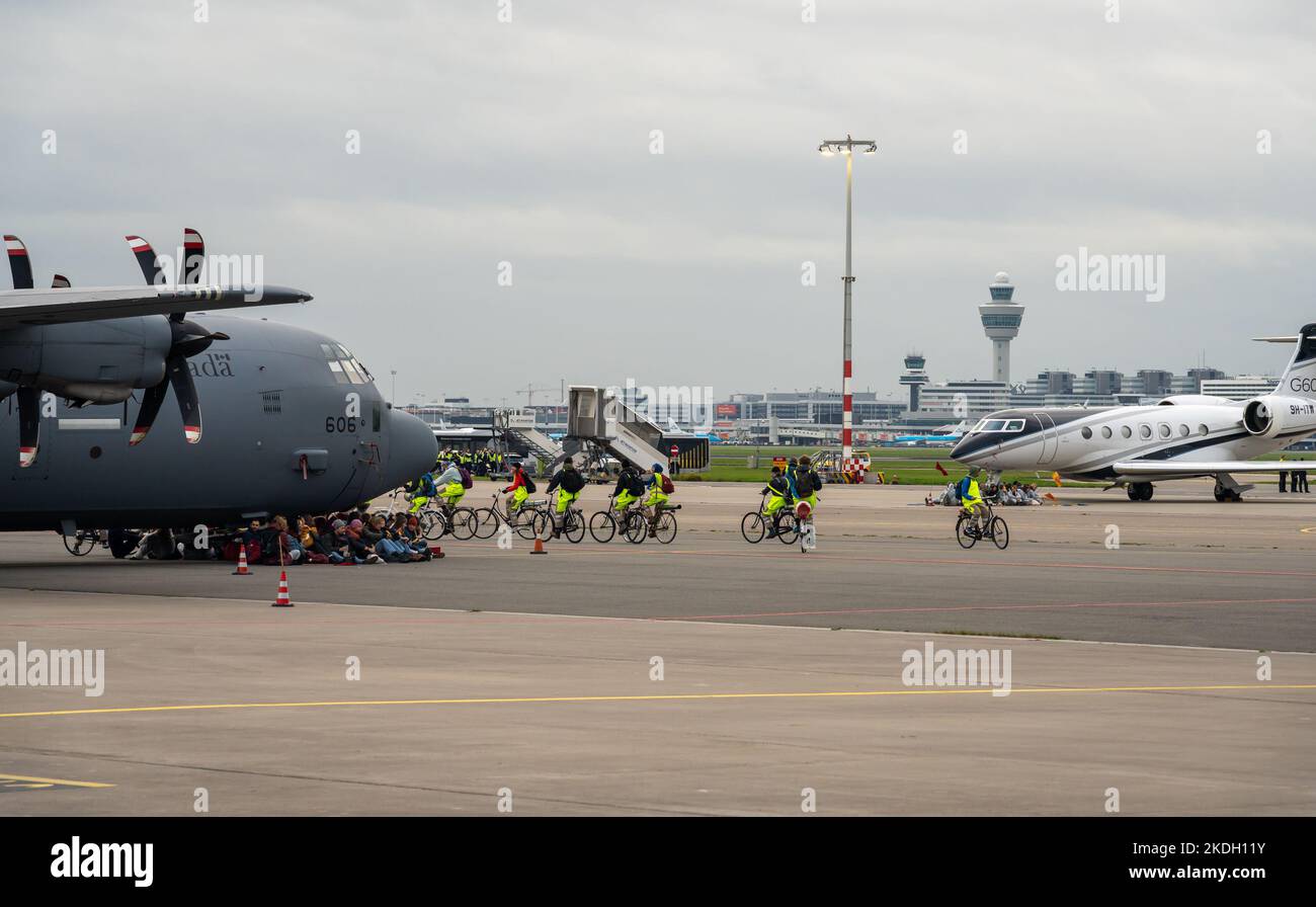 Schiphol Airport Amsterdam, Niederlande, 05.11.2022, Klimaaktivisten blockieren Flugzeuge während einer großen Protestaktion gegen die geplante Erweiterung der t Stockfoto