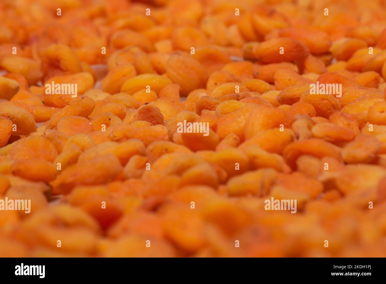 Getrocknete Aprikosen. Vegane Trockenfrüchte. Trockene Aprikose Produktion Hintergrundbild. Stockfoto