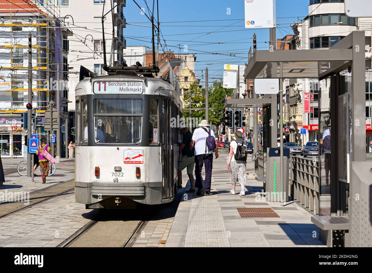 Antwerpen, Belgien - 2022. August: Menschen, die in der Innenstadt mit der Straßenbahn fahren Stockfoto