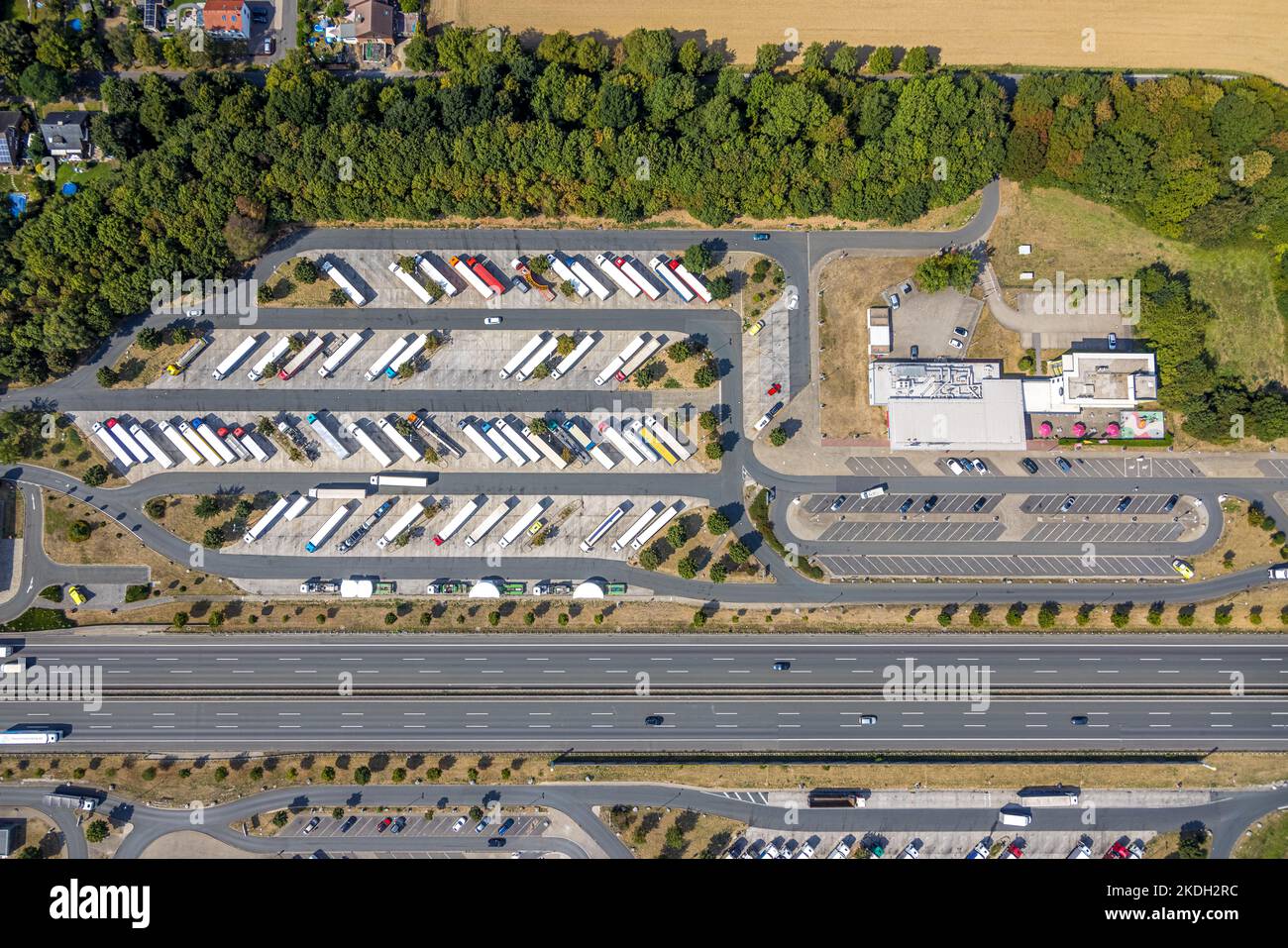 Luftaufnahme, Rhynern Autobahn-Tankstelle auf der Autobahn A2, Parkplätze mit LKW, Hamm, Ruhrgebiet, Nordrhein-Westfalen, Deutschland, Autobahn A2 Stockfoto