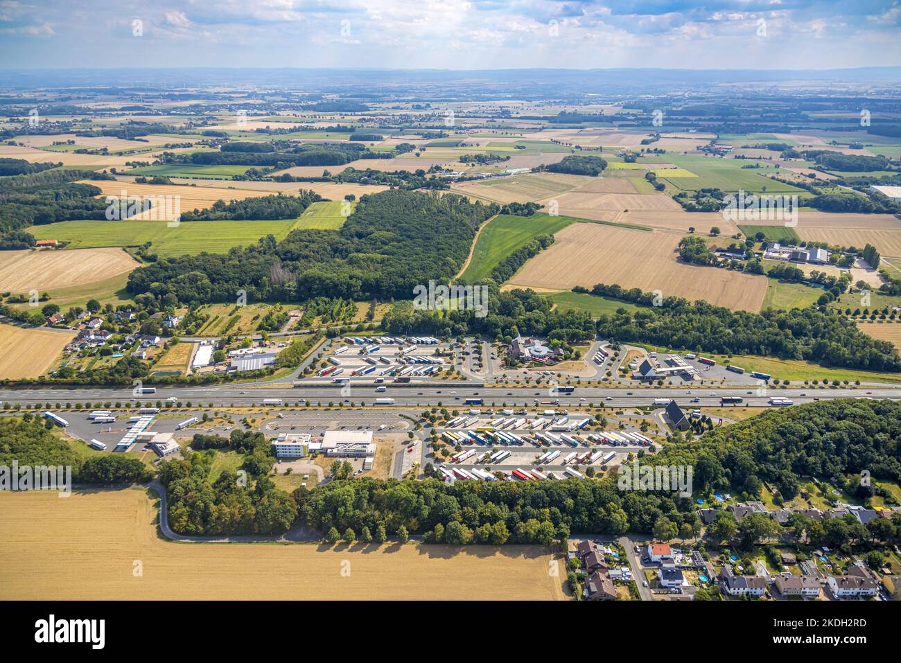 Luftaufnahme, Rhynern Autobahn-Tankstelle auf der Autobahn A2, Parkplätze mit LKW, Hamm, Ruhrgebiet, Nordrhein-Westfalen, Deutschland, Autobahn A2 Stockfoto