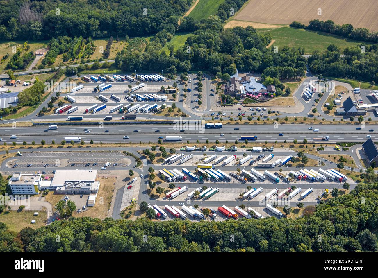 Luftaufnahme, Rhynern Autobahn-Tankstelle auf der Autobahn A2, Parkplätze mit LKW, Hamm, Ruhrgebiet, Nordrhein-Westfalen, Deutschland, Autobahn A2 Stockfoto