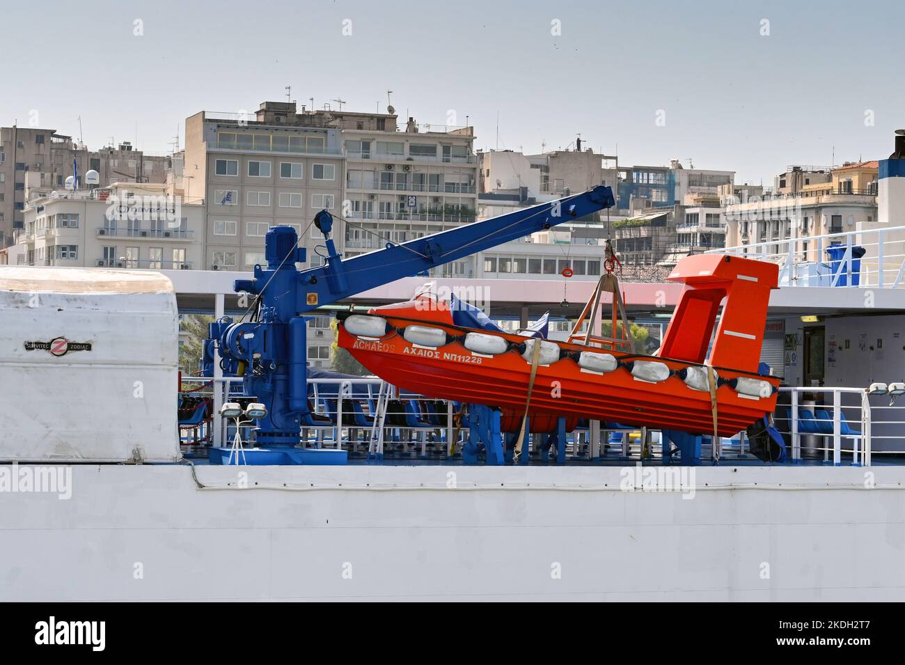 Piräus, Athen, Griechenland - 2022. Juni: Schnellboot zur Rettung, das auf einem Kran auf der Seite einer großen Fähre gelagert wurde Stockfoto