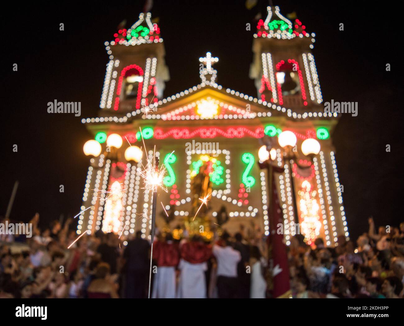 Statue in Richtung Kirche, traditionelle Festa in Gozo. Stockfoto