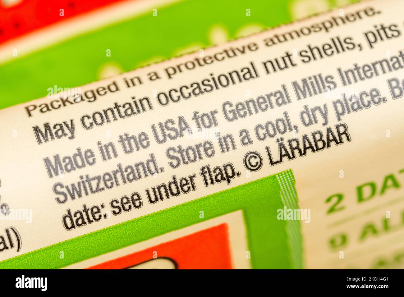 Nahaufnahme von Made in the USA auf Kunststofffolien-Verpackung des General Mills' Ganznahrungsmittels Lärabar Energy Bar (Apfelkuchen-Geschmack). Stockfoto