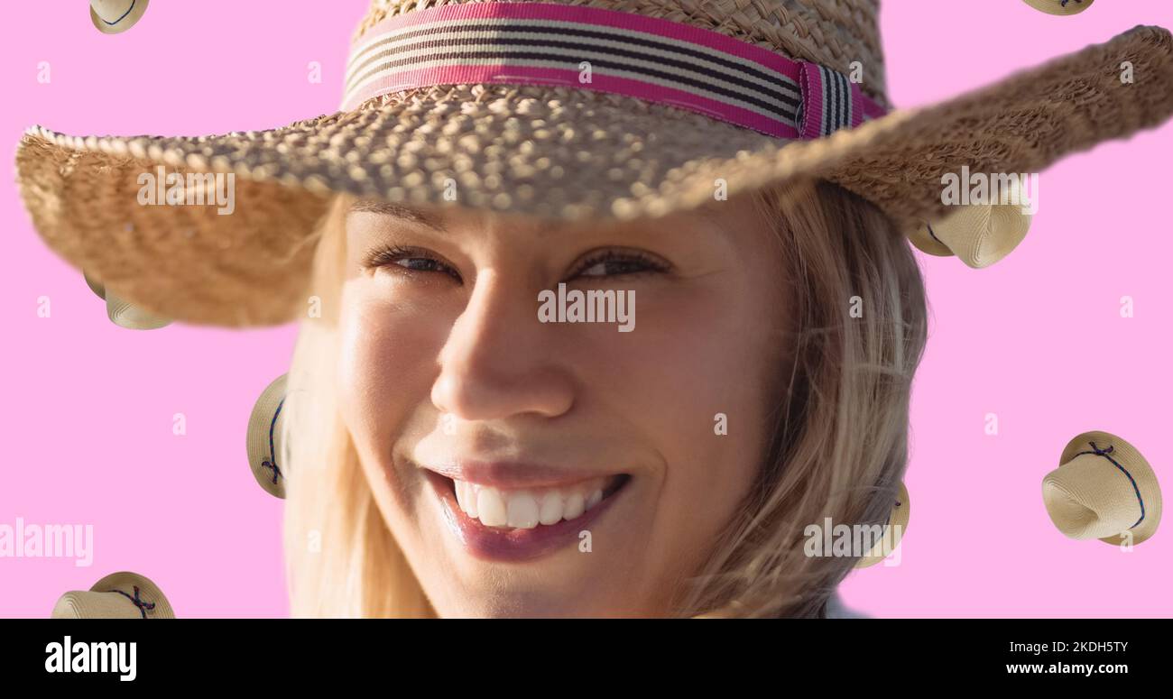 Porträt einer fröhlichen jungen Kaukasierin mit Hut und digitaler Kopfbedeckung auf pinkfarbenem Hintergrund Stockfoto