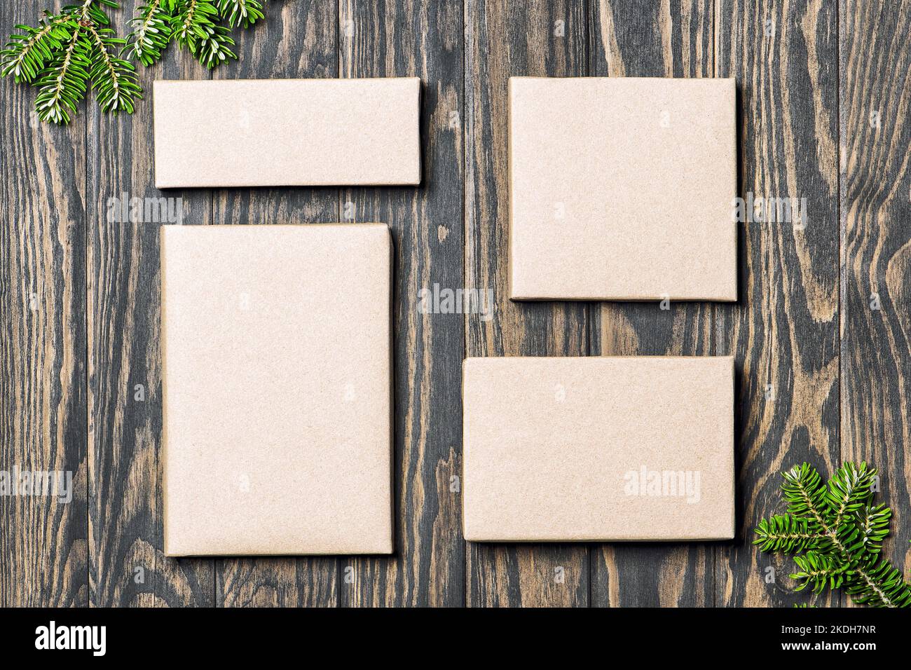 Weihnachten Geschenk-Box mockup Aufkleber Design hölzernen Hintergrund Stockfoto