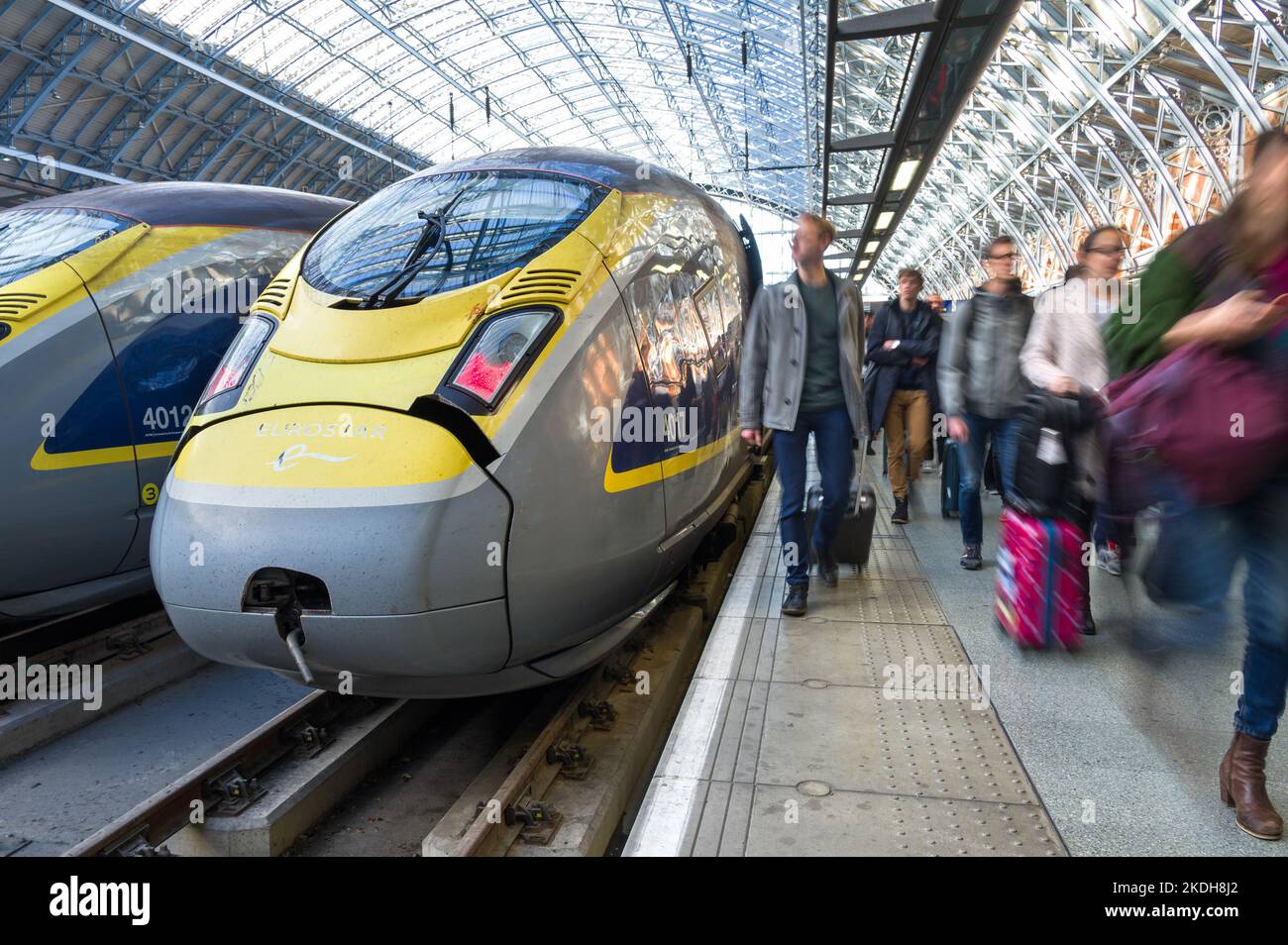 Passagiere, die am Bahnhof London St. Pancras International, London, Großbritannien, an einem Eurostar-Zug der Klasse 374 vorbeigehen Stockfoto
