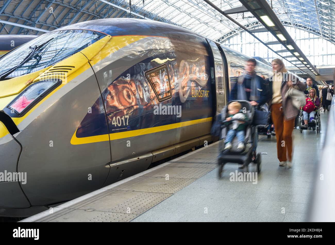 Passagiere, die am Bahnhof London St. Pancras International, London, Großbritannien, an einem Eurostar-Zug der Klasse 374 vorbeigehen Stockfoto
