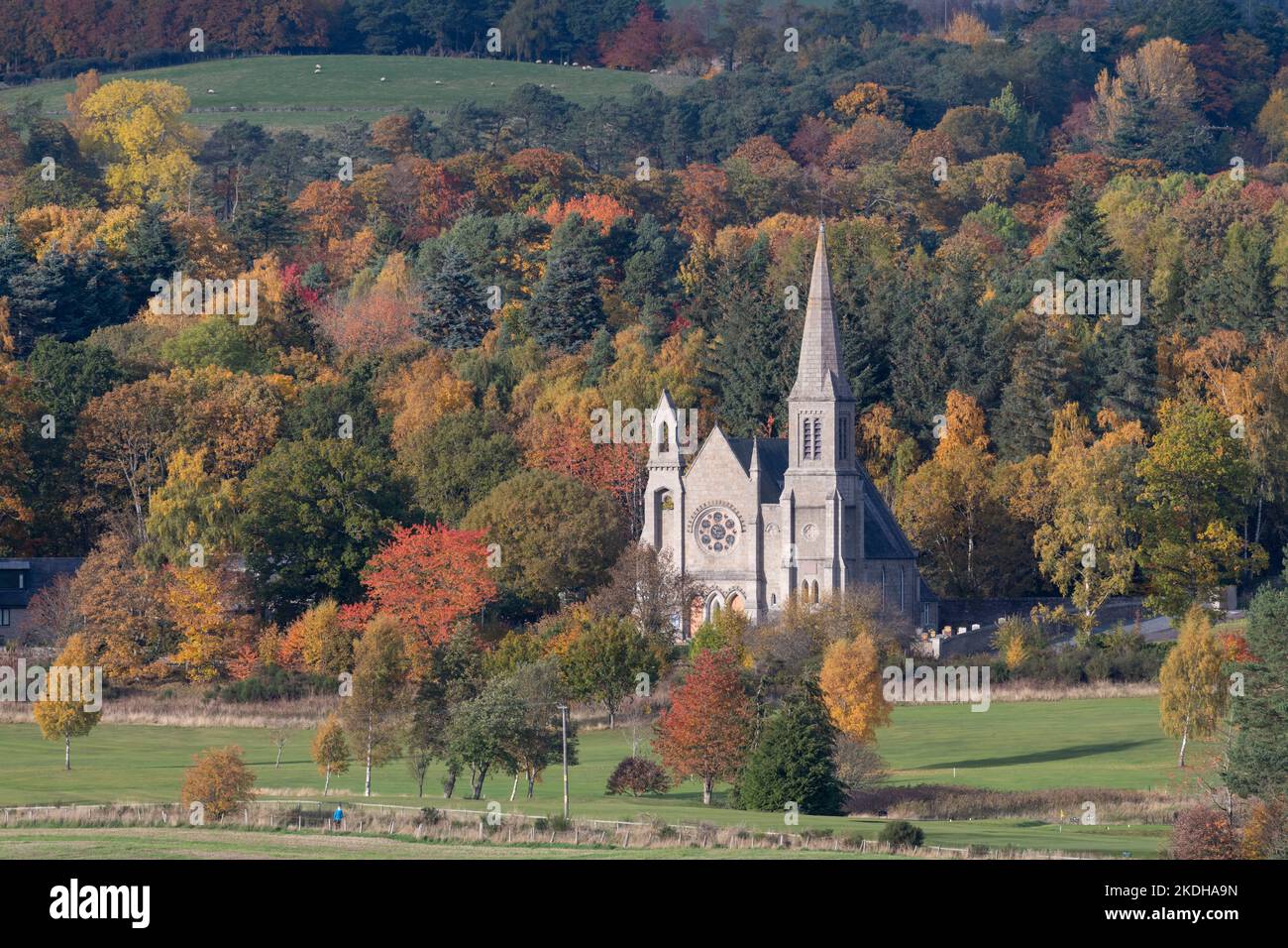 St Moluag's Church, Tarland, in Aberdeenshire, umgeben von einer farbenfrohen Herbstlaub-Ausstellung an einem sonnigen Nachmittag Stockfoto