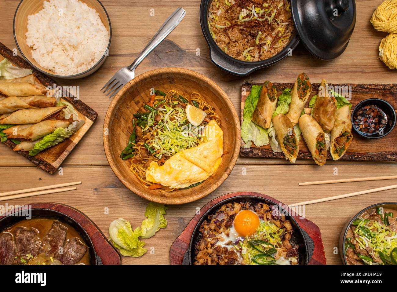 Set von vietnamesischen asiatischen Gerichten mit Nudeln, Omelettes, Garnelen gefüllten Brötchen, gebratenen Reis, Rührbraten Gemüse und Roastbeef in Miso-Suppe Stockfoto