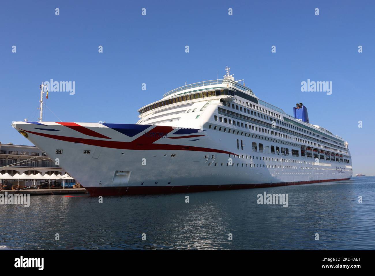 Das P&O-Schiff Aurora sonnt sich unter wolkenlosem Himmel, während es in Triest anliegt. Stockfoto