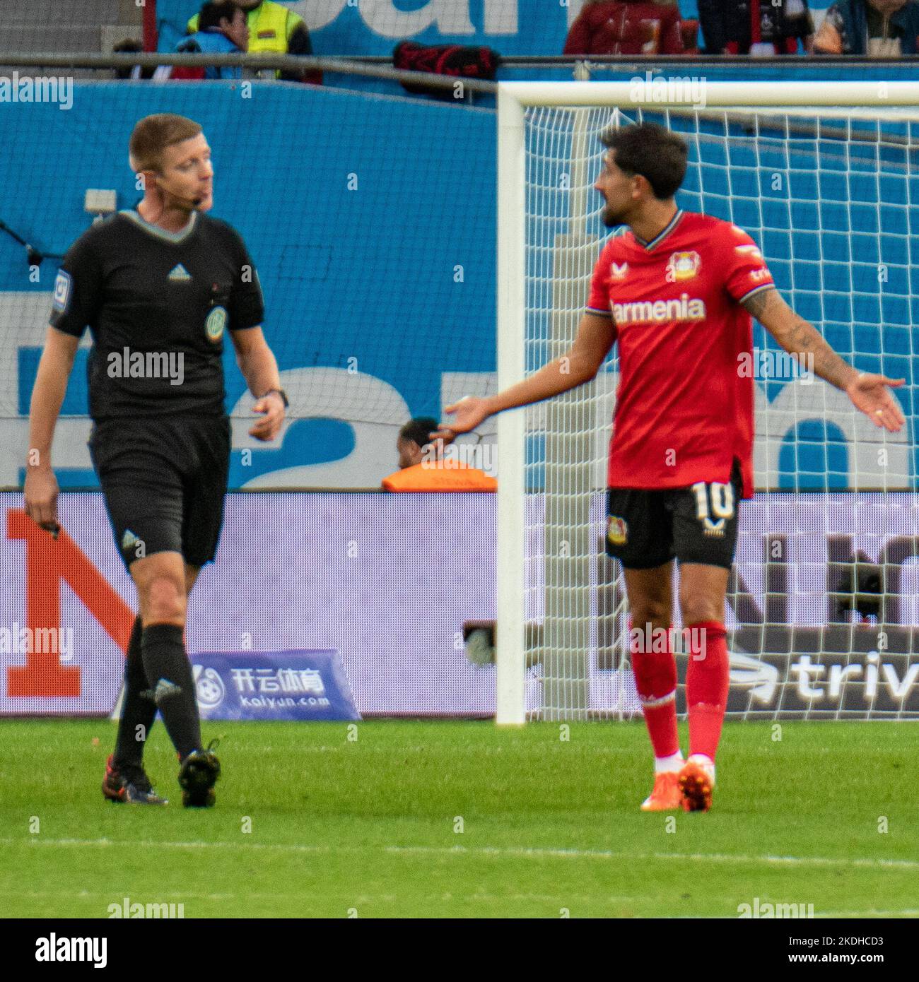 Leverkusen, Nordrhein-Westfalen, Deutschland. 6.. November 2022. Bayer Leverkusen-Spieler KEREM DEMIRBAY (10, rechts) streitet mit Schiedsrichter ROBERT SCHROEDER (links) beim Bundesliga-Spiel Bayer Leverkusen gegen Union Berlin am 6. November 2022 in der BayArena in Leverkusen. (Bild: © Kai Dambach/ZUMA Press Wire) Stockfoto