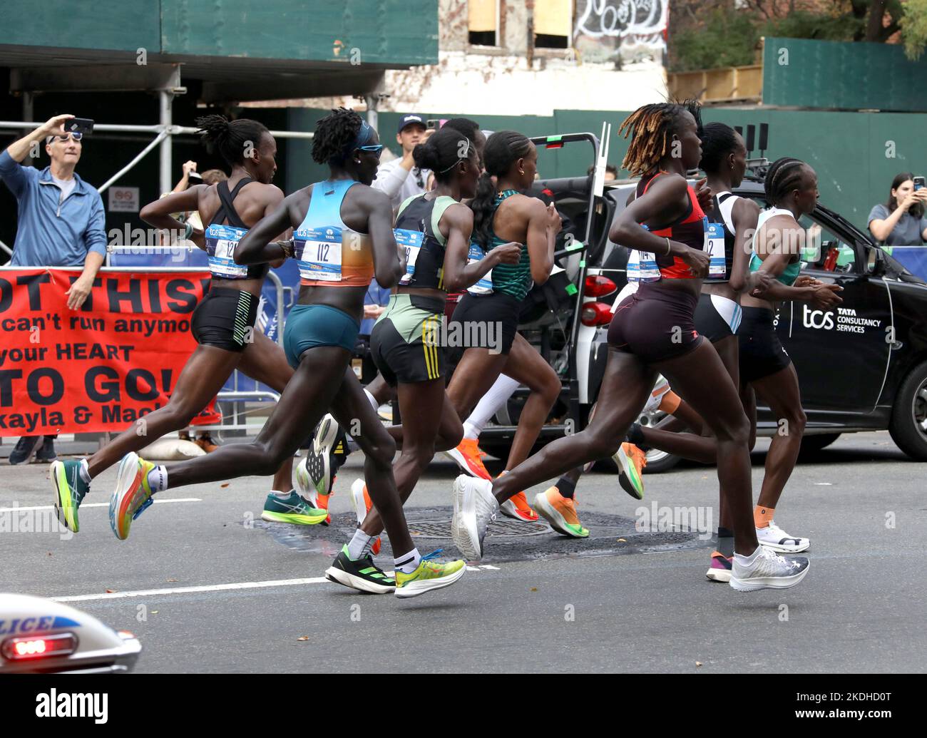 6. November 2022, New York City, New York, USA EliteLäuferinnen, darunter SHARON LOKEDI mit 1