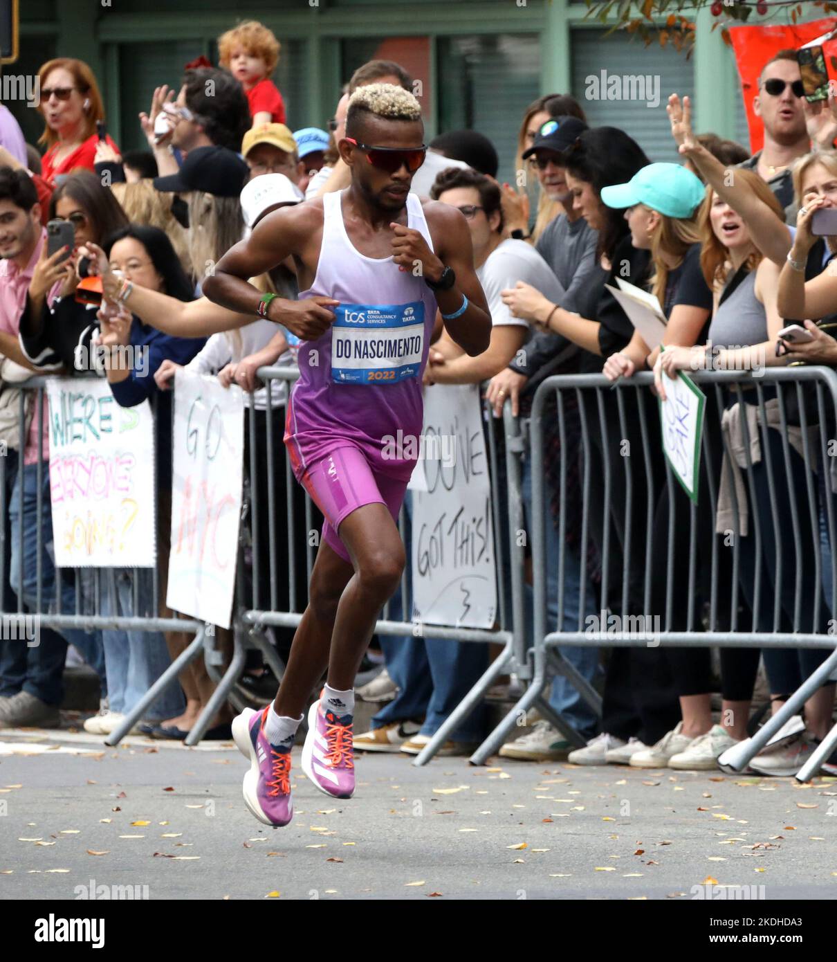6. November 2022, New York City, New York, USA: Der brasilianische Läufer DANIEL DO NASCIMENTO, auf der 1. Avenue gesehen, der den Großteil des Rennens anführte, brach später beim New York Marathon 2022 bei 72 Grad Hitze zusammen. (Bild: © Nancy Kaserman/ZUMA Press Wire) Stockfoto