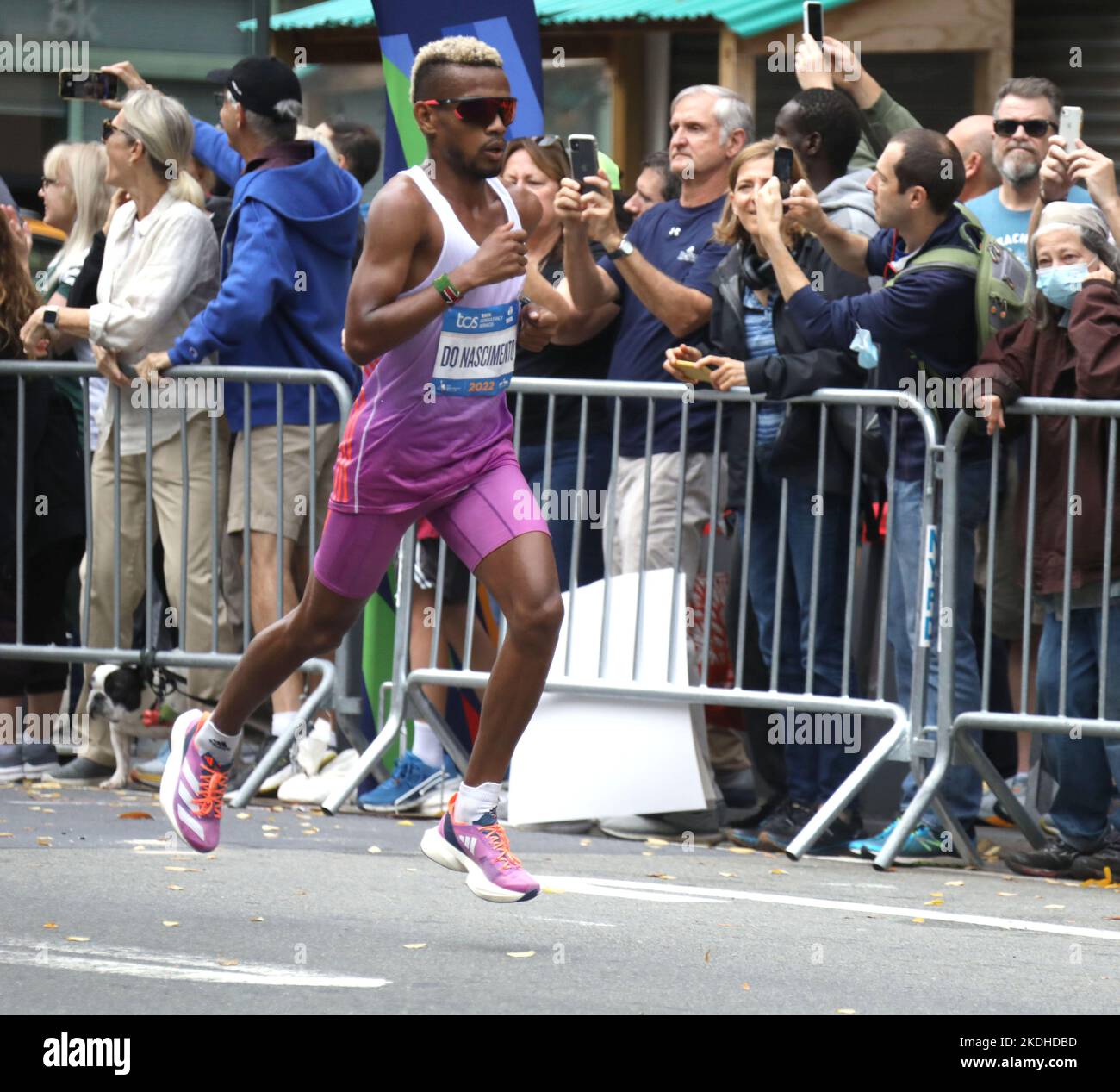 6. November 2022, New York City, New York, USA: Der brasilianische Läufer DANIEL DO NASCIMENTO, auf der 1. Avenue gesehen, der den Großteil des Rennens anführte, brach später beim New York Marathon 2022 bei 72 Grad Hitze zusammen. (Bild: © Nancy Kaserman/ZUMA Press Wire) Stockfoto