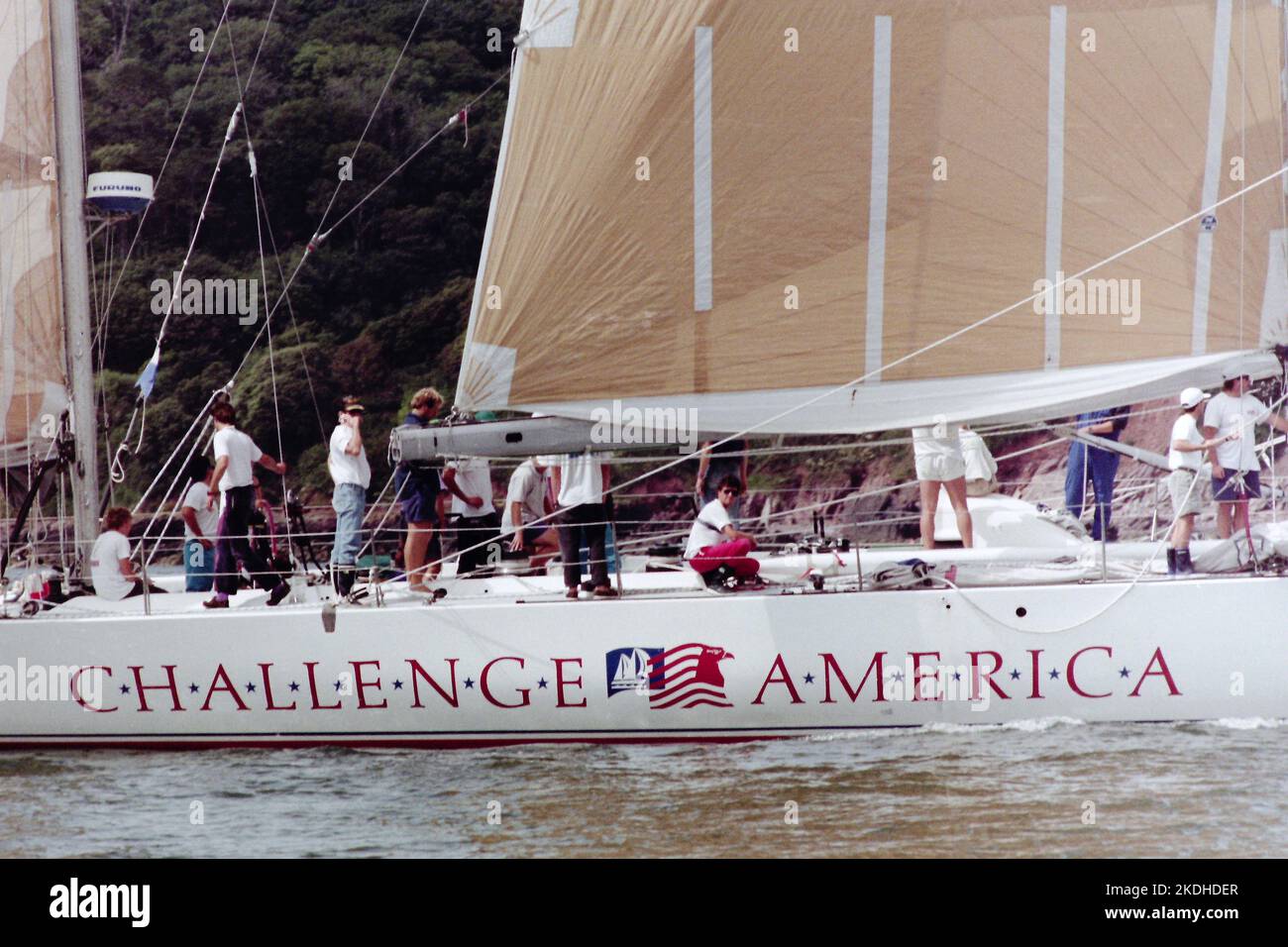 AJAXNETPHOTO. AUGUST 1991. PLYMOUTH, ENGLAND. - MAXI YACHT NÄHERT SICH DEM FINISH. - HERAUSFORDERUNG AMERIKA (USA) NÄHERT SICH DEM ENDE DES 605 MEILEN FASTNET RENNENS. FOTO: JONATHAN EASTLAND/AJAX REF:1331081 344 Stockfoto