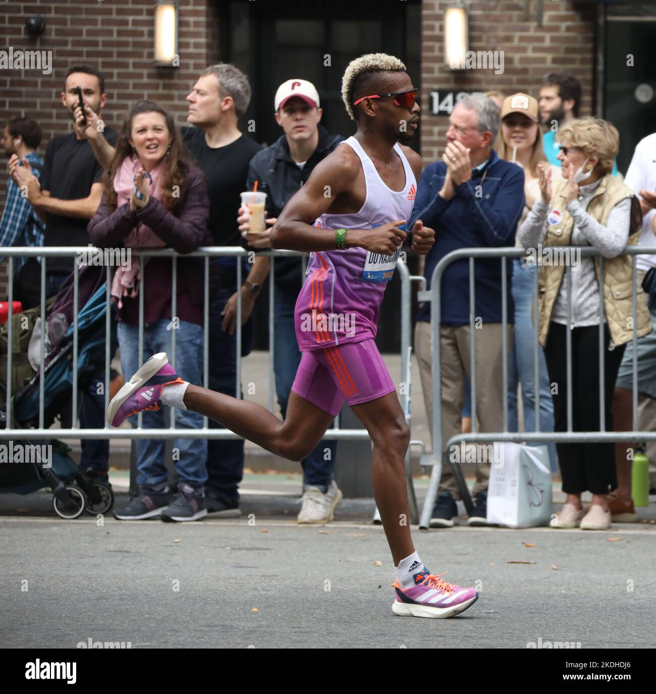 6. November 2022, New York City, New York, USA: Der brasilianische Läufer DANIEL DO NASCIMENTO, auf der 1. Avenue gesehen, der den Großteil des Rennens anführte, brach später beim New York Marathon 2022 bei 72 Grad Hitze zusammen. (Bild: © Nancy Kaserman/ZUMA Press Wire) Stockfoto