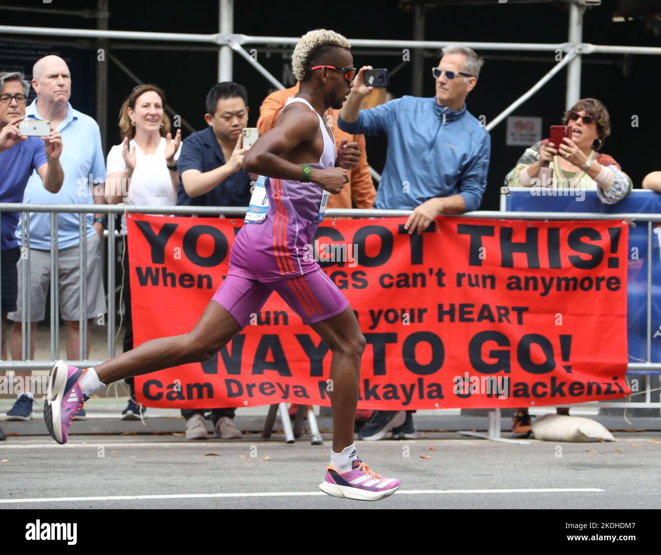 6. November 2022, New York City, New York, USA: Der brasilianische Läufer DANIEL DO NASCIMENTO, auf der 1. Avenue gesehen, der den Großteil des Rennens anführte, brach später beim New York Marathon 2022 bei 72 Grad Hitze zusammen. (Bild: © Nancy Kaserman/ZUMA Press Wire) Stockfoto