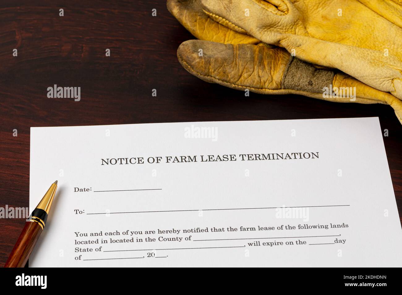 Barmiete Farm Lease Kündigung Brief mit Arbeitshandschuhen. Landwirtschaft, Landwirtschaft und Pächterlandwirtschaft. Stockfoto