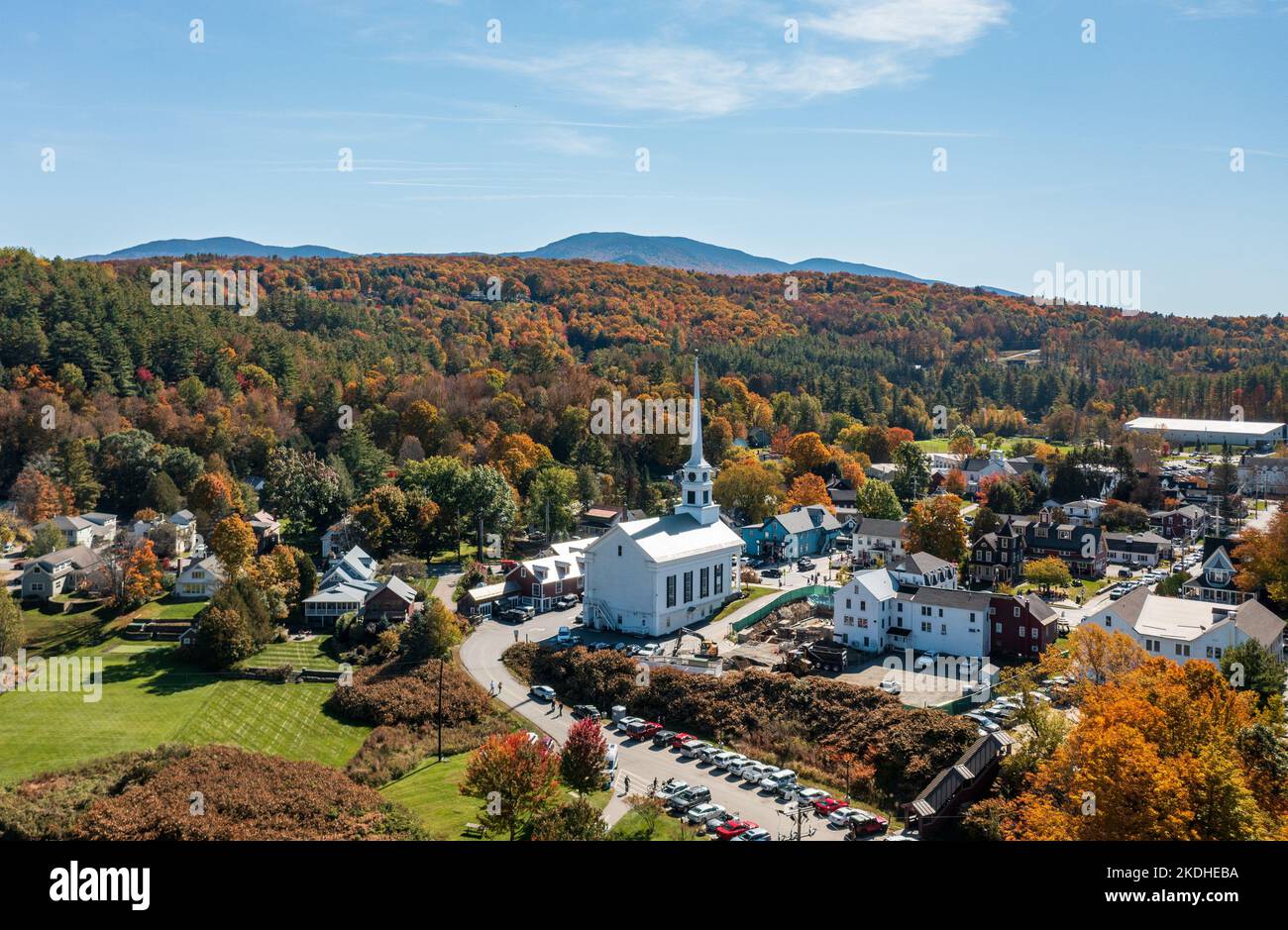 Stowe, VT - 6. Oktober 2022: Luftaufnahme der Stadt Stowe in Vermont im Herbst Stockfoto
