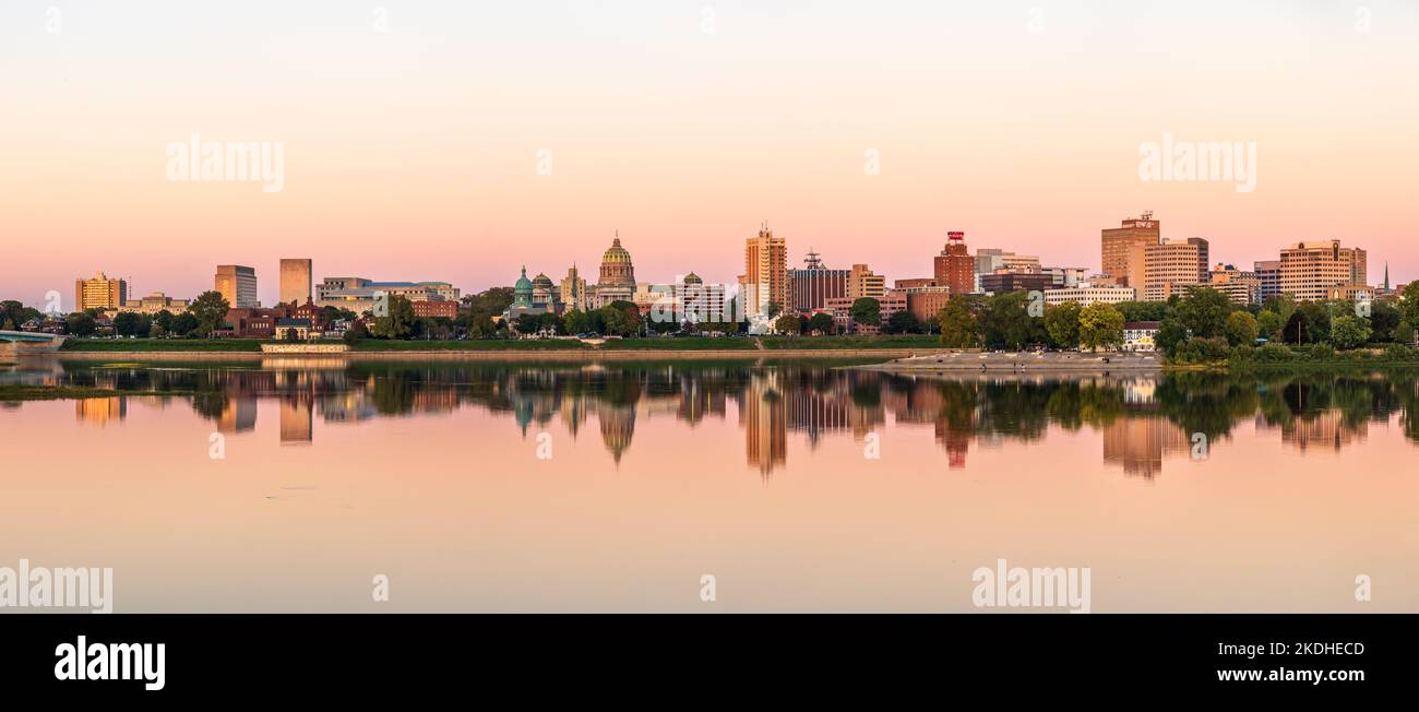 Harrisburg, PA - 9. Oktober 2022: Panorama des Stadtbildes von Harrisburg in Pennsylvania Stockfoto