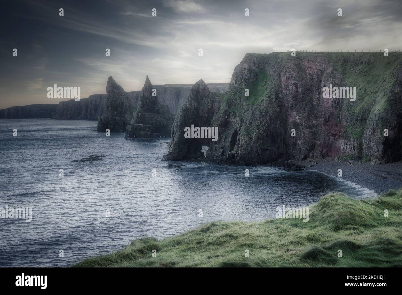 Das Bild zeigt die Duncansby Head Sea Stacks in der Nähe von John O'Groats im äußersten Nordosten Schottlands mit Blick auf den Pentland Firth und die Nordsee Stockfoto