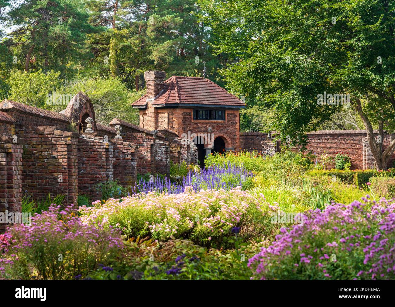 Fort Ticonderoga, NY - 30. September 2022: Ummauerter Garten und kleines Haus im Bundesstaat Fort Ticonderoga, New York Stockfoto