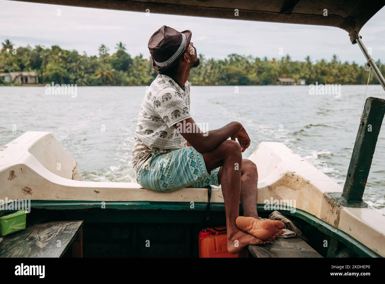 Der indische Fischer in Sri Lanka steuert das Boot an sonnigen Tagen Stockfoto