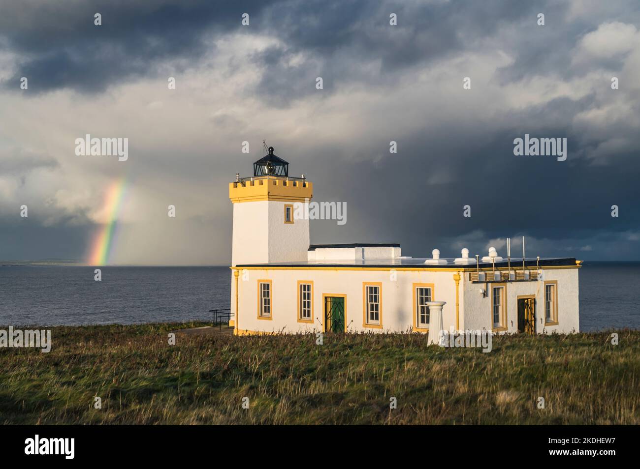 Das Bild zeigt den Duncansby Lighthouse in der Nähe von John O'Groats im äußersten Nordosten Schottlands mit Blick auf den Pentland Firth und die Nordsee Stockfoto