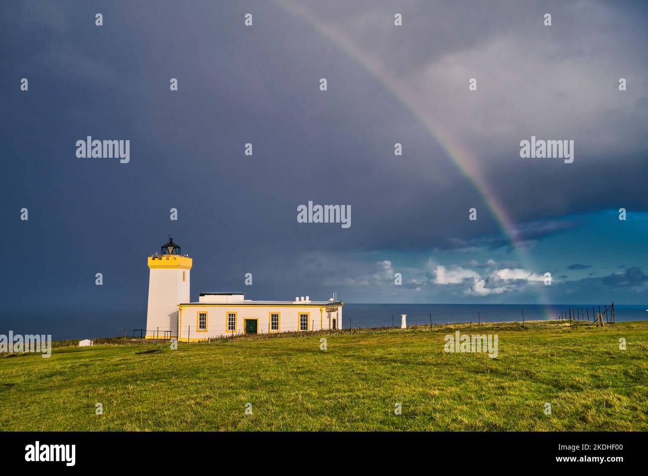 Das Bild zeigt den Duncansby Lighthouse in der Nähe von John O'Groats im äußersten Nordosten Schottlands mit Blick auf den Pentland Firth und die Nordsee Stockfoto