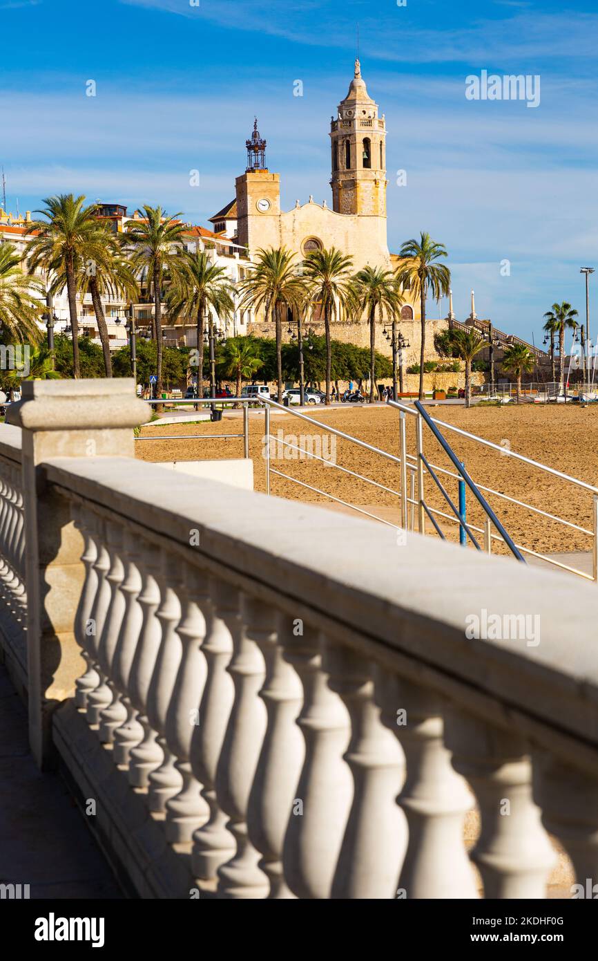 Sitges Damm mit Blick auf Strand und Kirche, Katalonien, Spanien Stockfoto