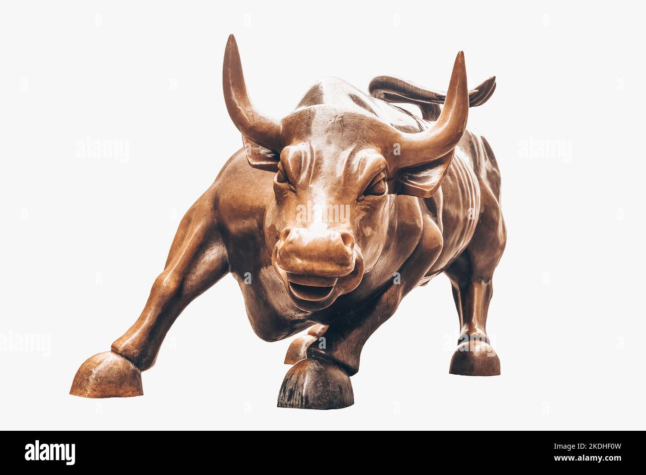 Charging Bull isoliert auf weißem Hintergrund. Bulle steht für aggressiven finanziellen Optimismus und Wohlstand, Stockfoto