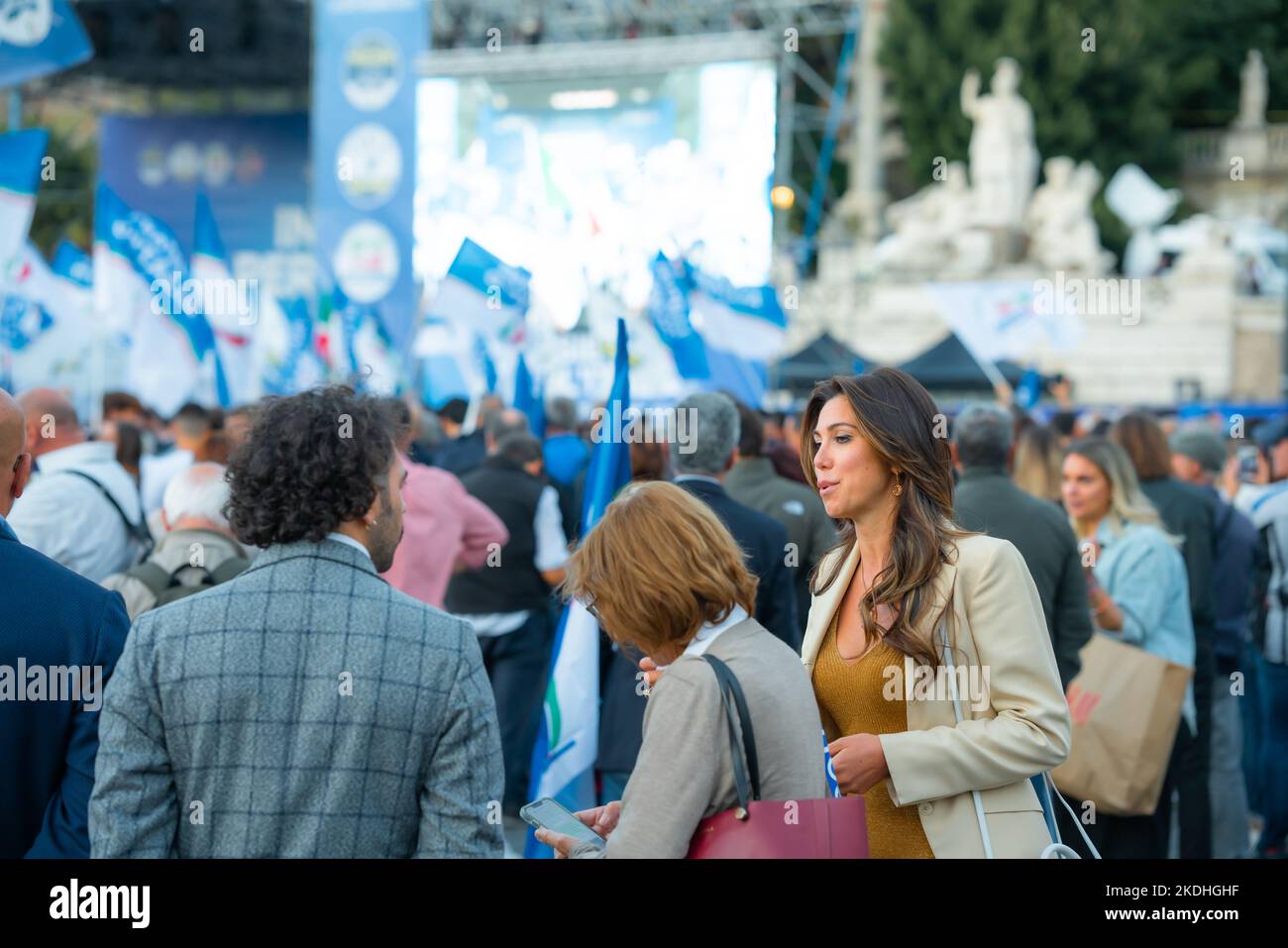Anhänger der rechten italienischen Allianz nehmen an einer Abschlusskundgebung in Rom Teil Stockfoto
