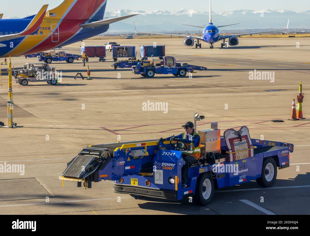 Denver, Colorado - 28. Oktober 2022: Flughafenbetrieb am Denver International Airport Stockfoto