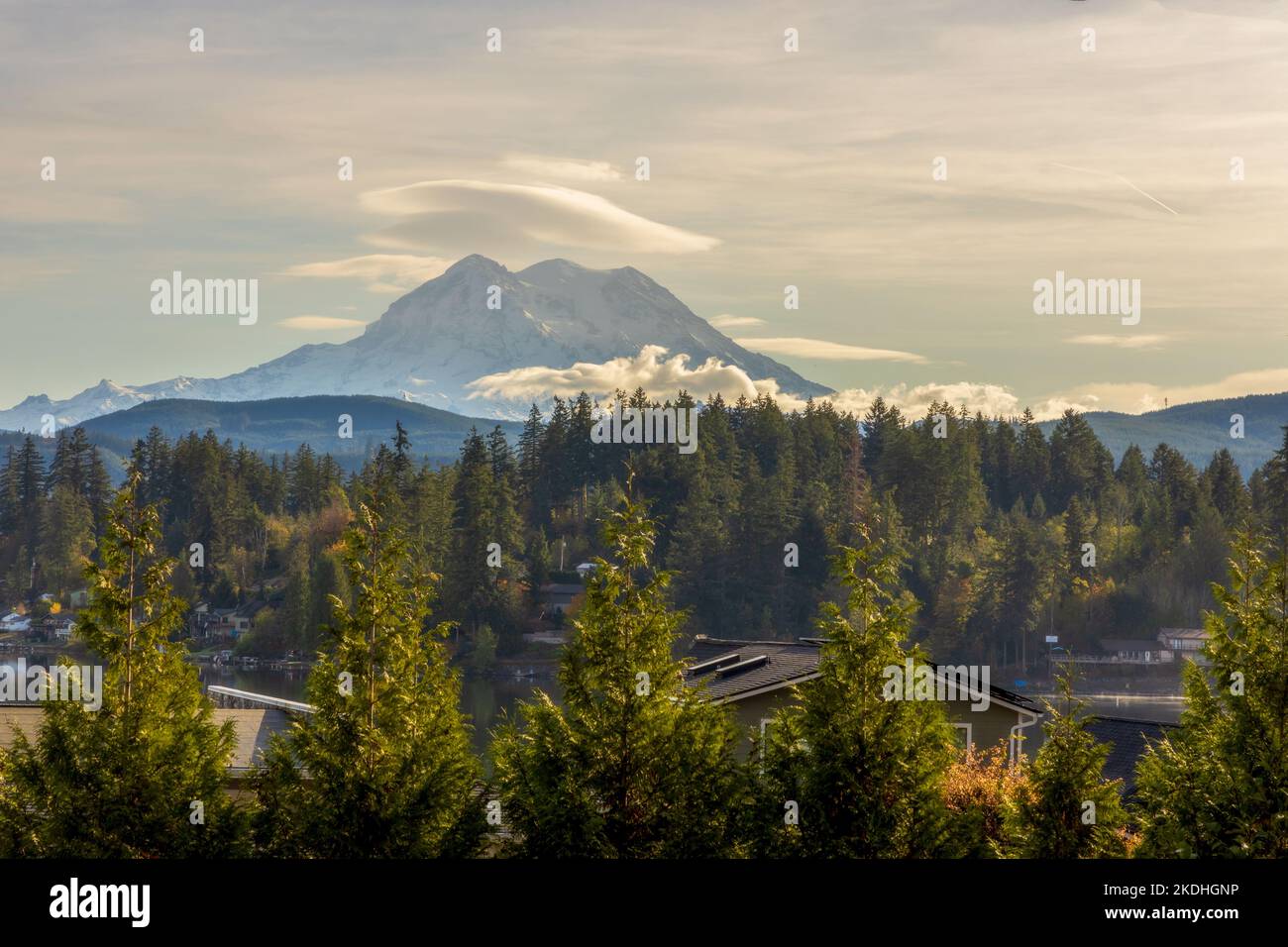 Panoramablick auf Clear Lake, Washington, mit Mount Rainier in der Ferne Stockfoto