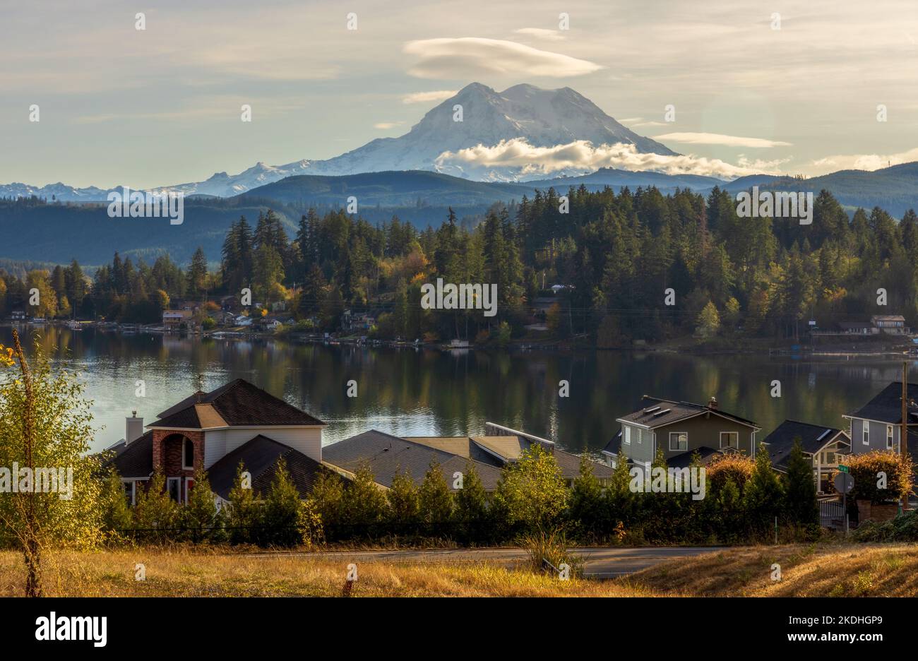 Panoramablick auf Clear Lake, Washington, mit Mount Rainier in der Ferne Stockfoto