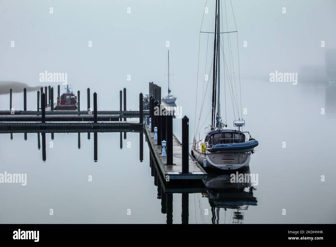 NORWALK, CT, USA - 4. NOVEMBER 2022: Morgennebel auf dem Norwalk-Fluss mit Booten und Reflexion Stockfoto
